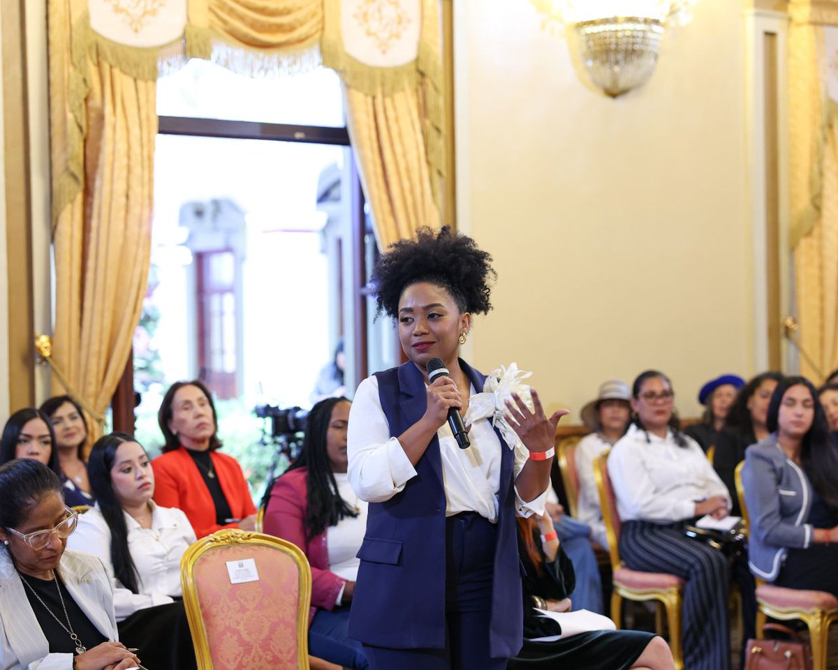 Laiguanatv's tweet photo. #EnFotos || La presidenta (E) @delcyrodriguezv recibe en el Palacio de Miraflores a mujeres de diversos sectores políticos por la Paz y la Convivencia Democrática. https://t.co/ckwdZvyxn5
