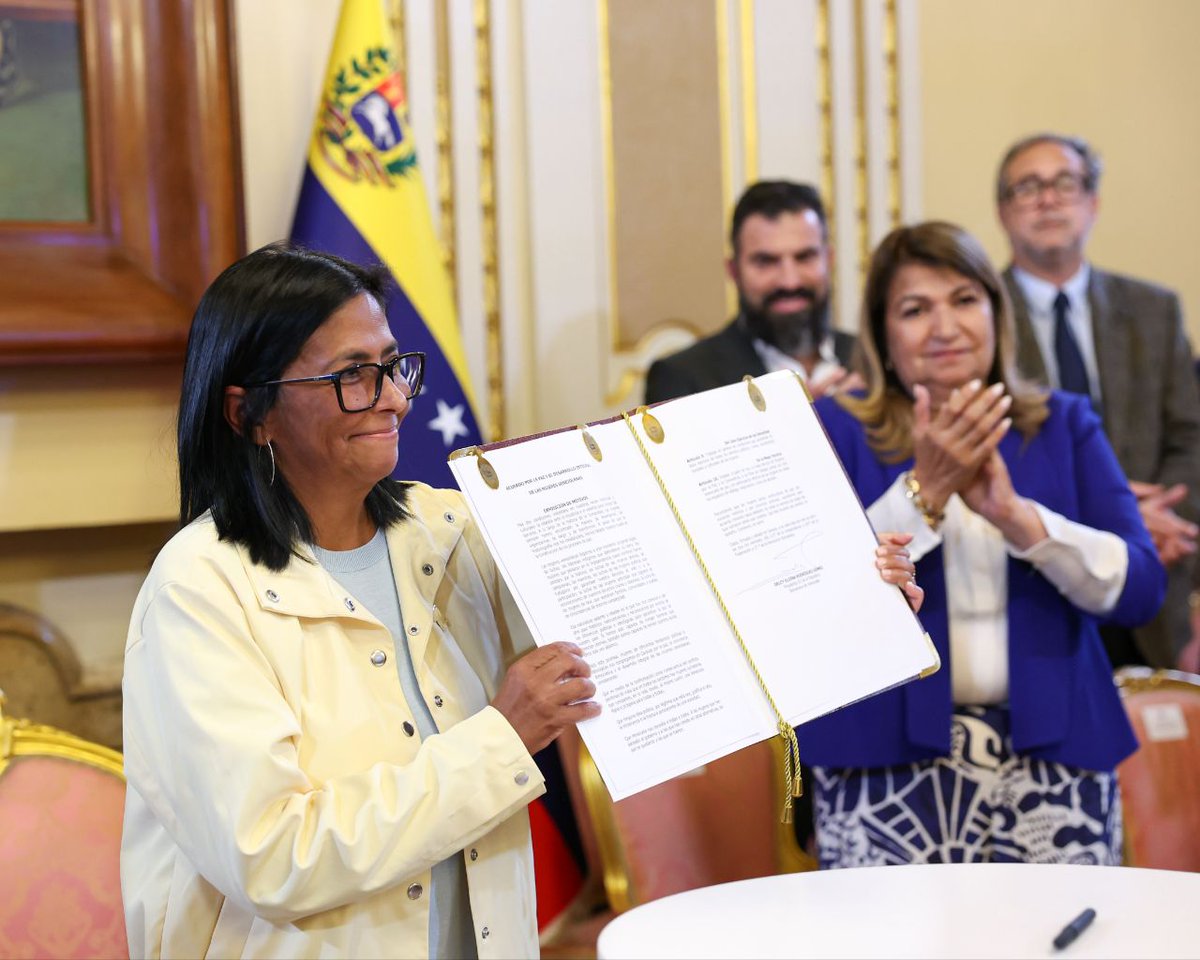 Laiguanatv's tweet photo. #EnFotos || La presidenta (E) @delcyrodriguezv recibe en el Palacio de Miraflores a mujeres de diversos sectores políticos por la Paz y la Convivencia Democrática. https://t.co/ckwdZvyxn5