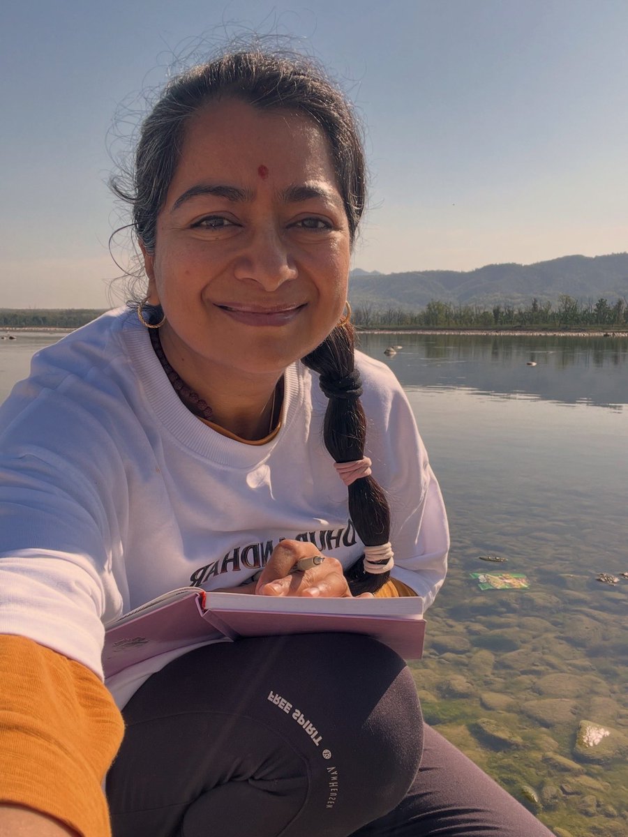 asase_art's tweet image. The world needs artists, writers, poets, singers, musicians. Let’s ink this on our minds to come out and speak up for a loving world.
#vss365 
#ink 

Me actually writing/drawing with pen in my journal at river side.