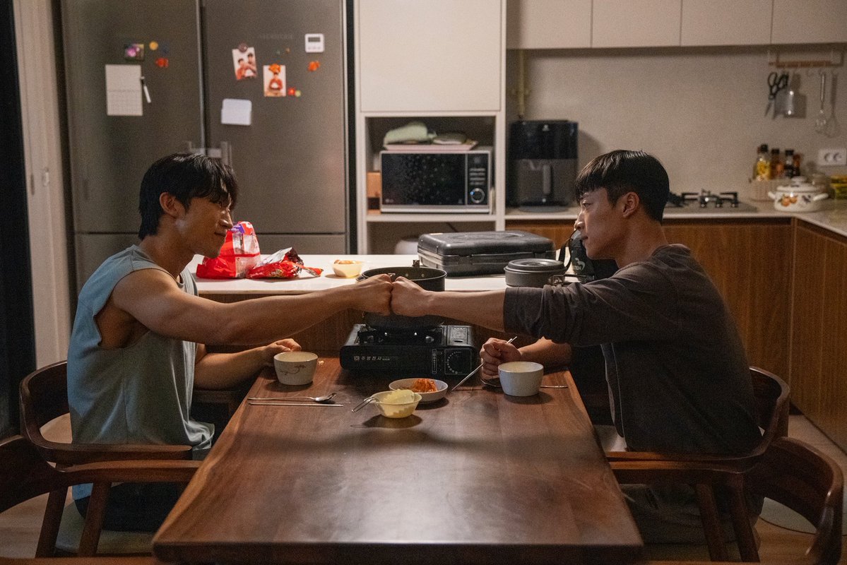 thehwanderland's tweet image. 📸 #WooDoHwan - #Bloodhounds2 behind-the-scenes still cuts

#Bloodhounds2 #사냥개들2
#WooDoHwan #우도환