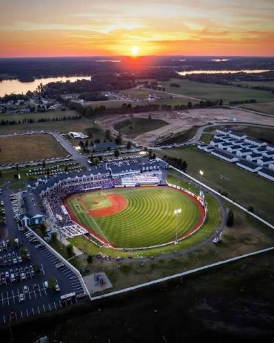 Jerec_Kets's tweet photo. @nikutaberuru 👋 

I have my own home that is around 1,900sqft (about 177 square meters) in a nice rural town in Michigan. Most of the Rural/Suburban population live in houses. 

I also work as an Operations Manager for a large baseball stadium. https://t.co/8bH9ndyETA