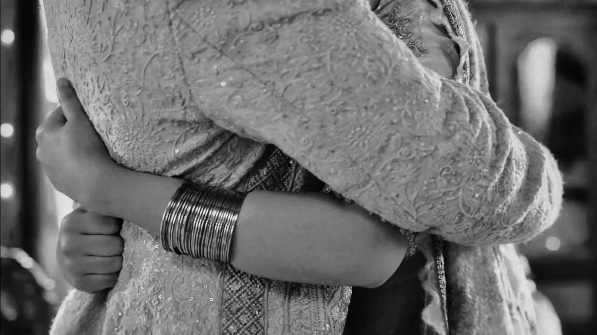 ishqnazariya's tweet photo. stopp im gonna cry i loved this hug and the entire convo sm ughh i was sooo emotional ohh my heeriye and her ranjha

#tujulietjattdi • #heewab https://t.co/cpAbFJi63s