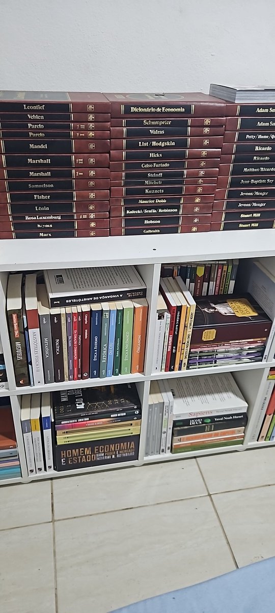 TheTepes's tweet photo. @mulherchucra @romaogl Bem, segue meu TIA de graduação em matemática pela Mackenzie e uma de minhas prateleiras de economia e filosofia, a que coube no quarto. Antes de meus 20 anos, eu duvido que vc leu em sua vida o que eu lia em um ano. Aulas particulares com Gabriel Trindade Santos e afins... tem + https://t.co/EfK1Opzf5q