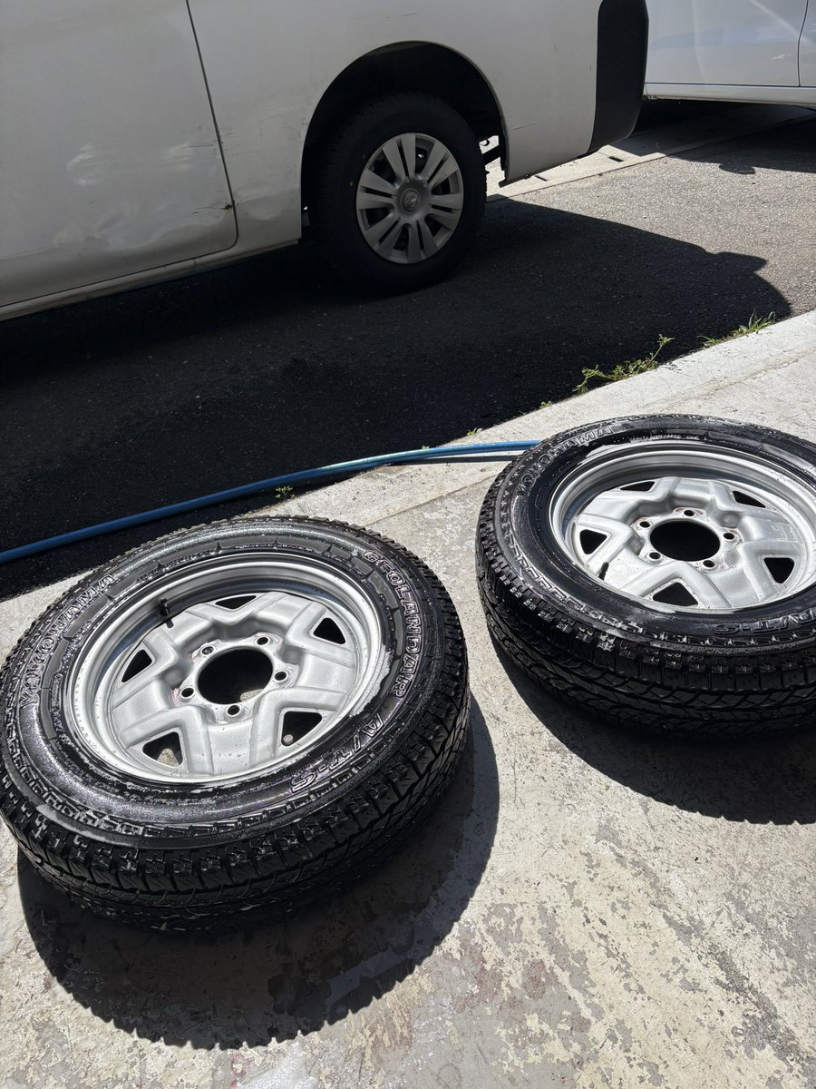 C__rbr515's tweet photo. 買い取ってきたホイールを清掃中です！

汚れを落としながら、状態も細かくチェックしています。

次に使っていただく方に安心して選んでいただけるよう、こうした工程も丁寧に進めています✨

ちなみにこちらは、状態の良いジムニーのホイールです🛞 https://t.co/kJ7lGFWqHb