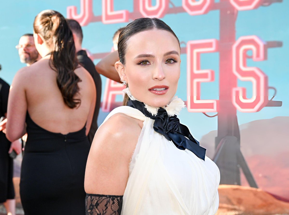 Larissa Manoela Updates tweet media