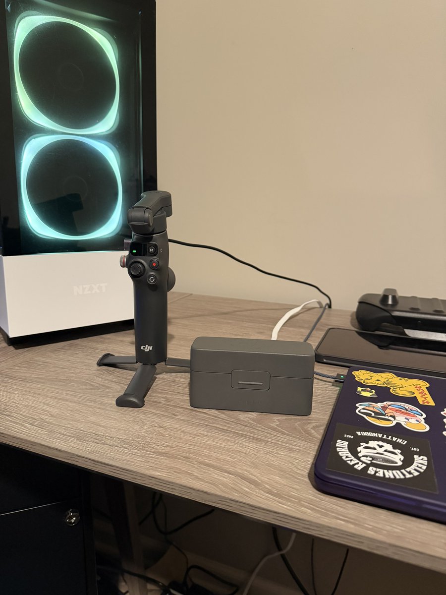 ElementalBliss's tweet photo. charging . . . 🔋 https://t.co/KF82f3wCGi