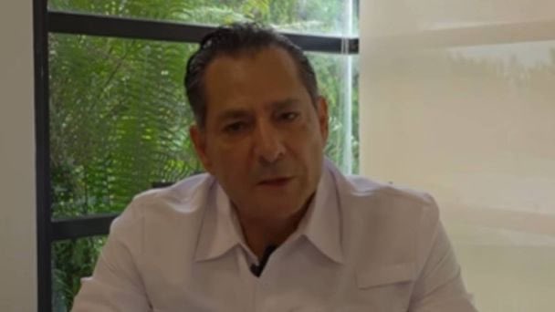 JJDiazMachuca's tweet photo. Poco a poco se desmorona Morena 

Exdelegado de Gobernación de Tabasco renuncia a Morena por “vicios” internos y división

La salida del político, identificado con el grupo del senador Adán Augusto López Hernández, ocurrió mientras enfrenta un proceso penal en el Estado de México por el presunto delito de secuestro con fines de extorsión.

Jesús Alí de la Torre, excandidato del PRI a la gubernatura de Tabasco y exdelegado de la Secretaría de Gobernación en la entidad, renunció este martes a su militancia en Morena, al acusar “vicios”, división y manipulación interna en el partido. 

A través de un video y una carta dirigida al dirigente estatal morenista, Jesús Selván García, Alí de la Torre informó que presentó su renuncia formal y reprochó que las bases hayan sido utilizadas “como escalera”, además de cuestionar la falta de democracia interna. 

https://t.co/IQiYgYqd0e