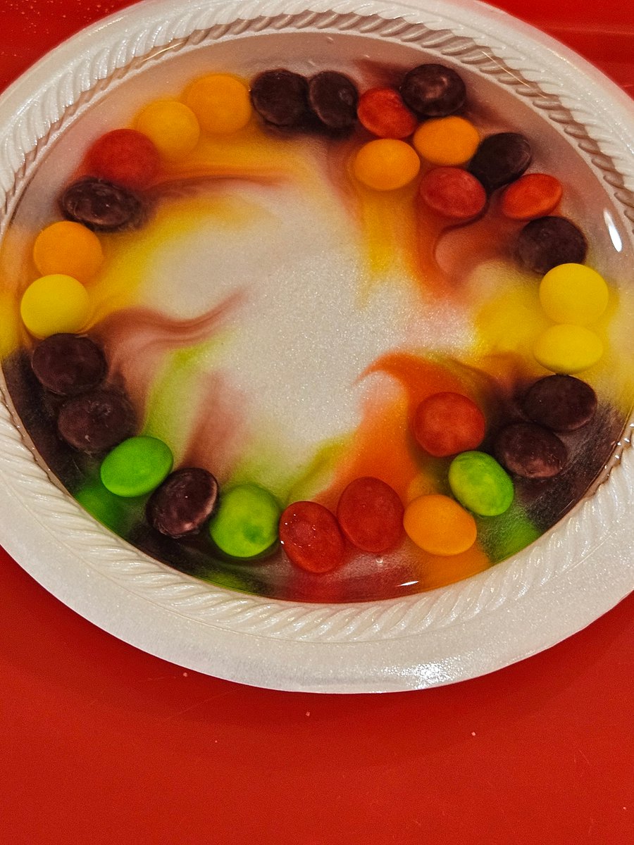 TheDanielCenter's tweet photo. Sweet science in action! Students explored chemical reactions using Skittles, watching colors swirl and mix while learning how substances interact in a fun, hands-on experiment!

#STEMLearning #ChemicalReactions #HandsOnScience #SweetExperiments #EarlyLearning https://t.co/qeEaJFMfQb