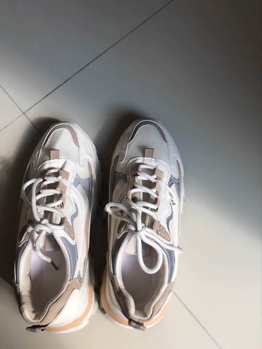 heyits_ddd's tweet photo. Yang mana itu ukuran 38 yang tertera di tokonya. Tapi ternyata cukup beda. Alhasil pas dipake jempolku sakit hahahaha. 

Salahku juga sih, biasanya beli sepatu ukuran 39/40 tapi ini kekeh beli 38 karena tersisa ya cuma itu. I KNOW I SOUNDS DUMB IM SORRY. https://t.co/ohxZ5rwyWi
