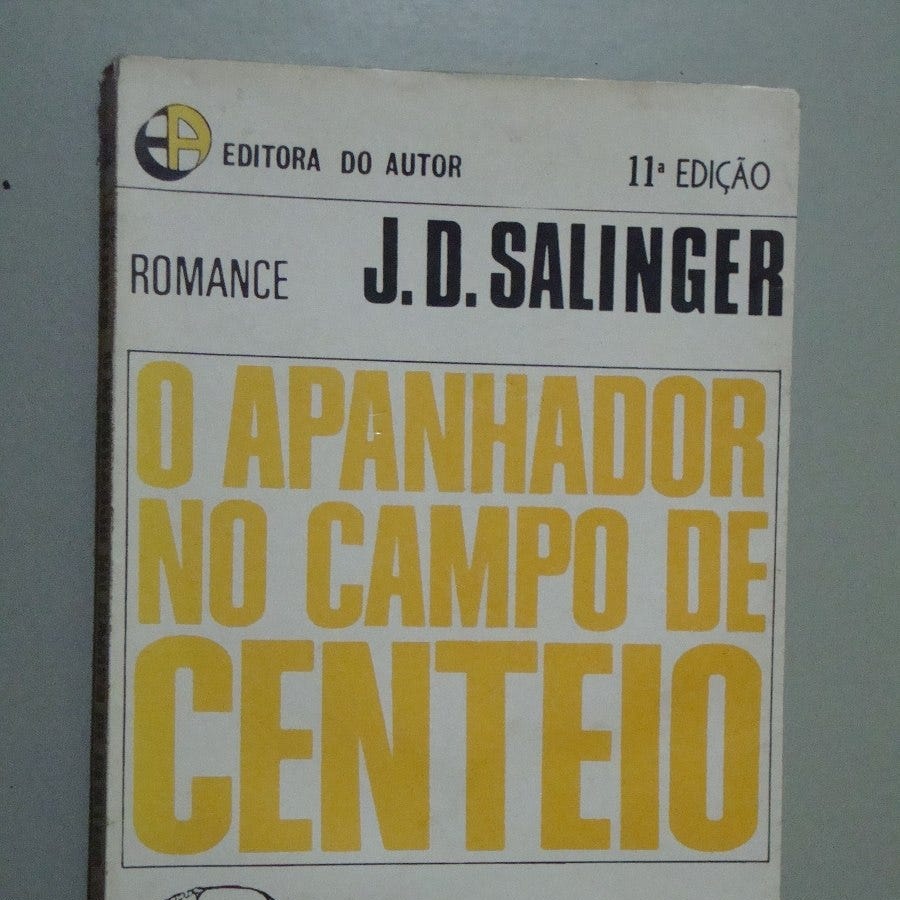 AfonsoClaudioUP's tweet photo. Deputado Gugu Araújo faz PL para proibir Apanhador no Campo de Centeio, por ser um livro potencialmente nocivo à sociedade:

"Já perdemos John Lennon por essa desgraça, que mais deve acontecer, o João Gomes morrer pra esse livro ser condenado?" https://t.co/yzuCt2Ma4y