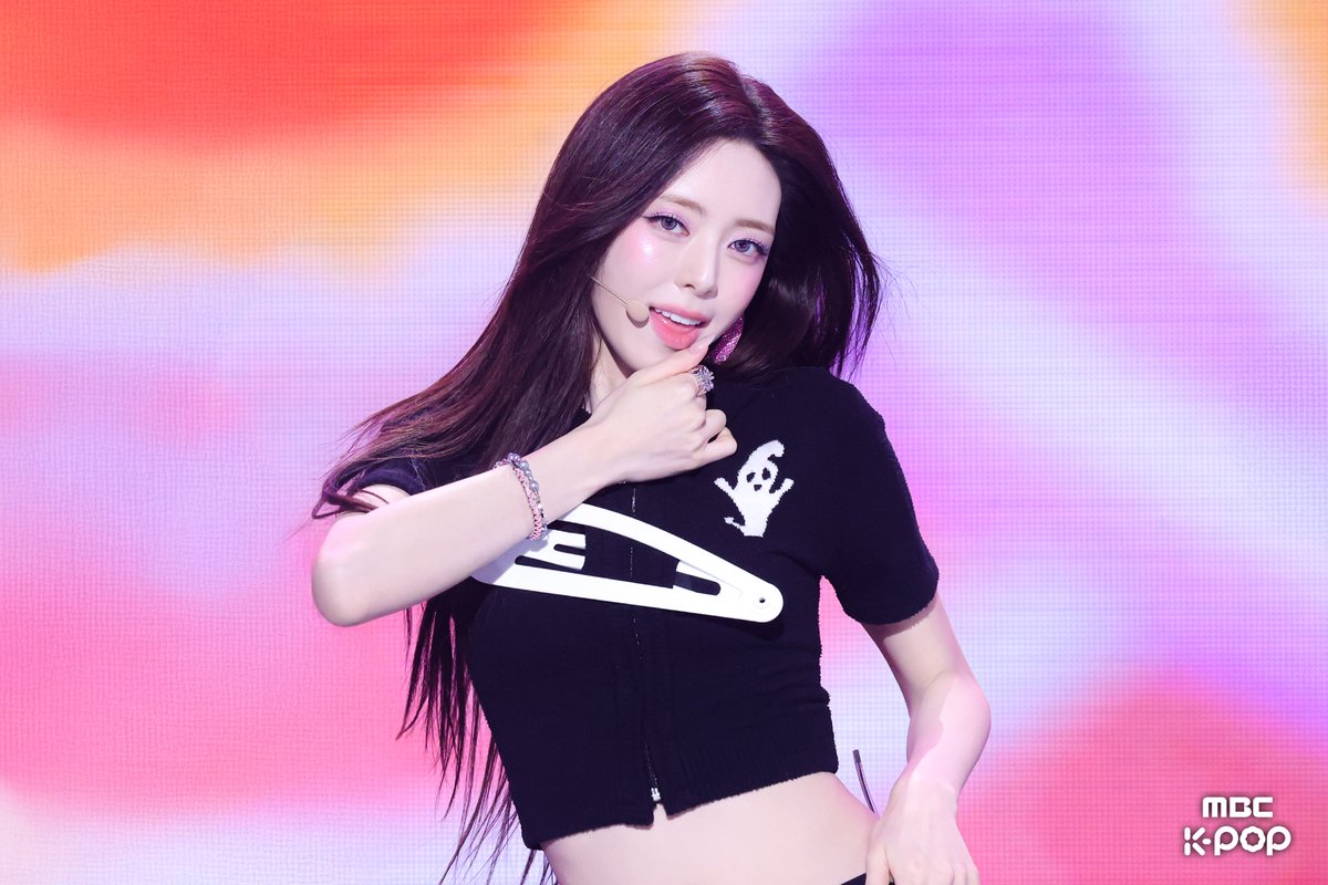 유나 vs 아이스크림
뭐가 더 달콤할까⁉️
ㄴ 초미녀귀염달콤폭신 유나공주님 승💖

📷 ☞ program.imbc.com/Photo/musiccor…

260404 #쇼음악중심 #음중 #유나 #YUNA #IceCream
<a href="/ITZYofficial/">ITZY</a>