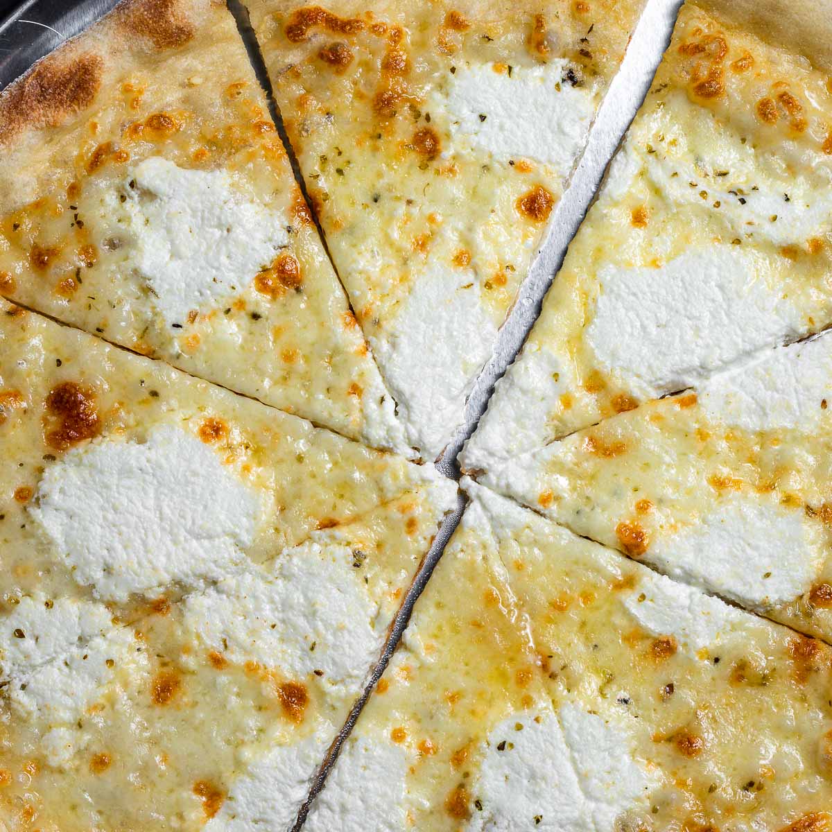 Spaghet114's tweet photo. @chirno_helmet In New York we have a special type of pizza called White Pizza, instead of tomato sauce, it uses Ricotta Cheese and Mozzarella Cheese, it's technically an Italian dish but it's common up in New York as well https://t.co/MiAIFNBF9P