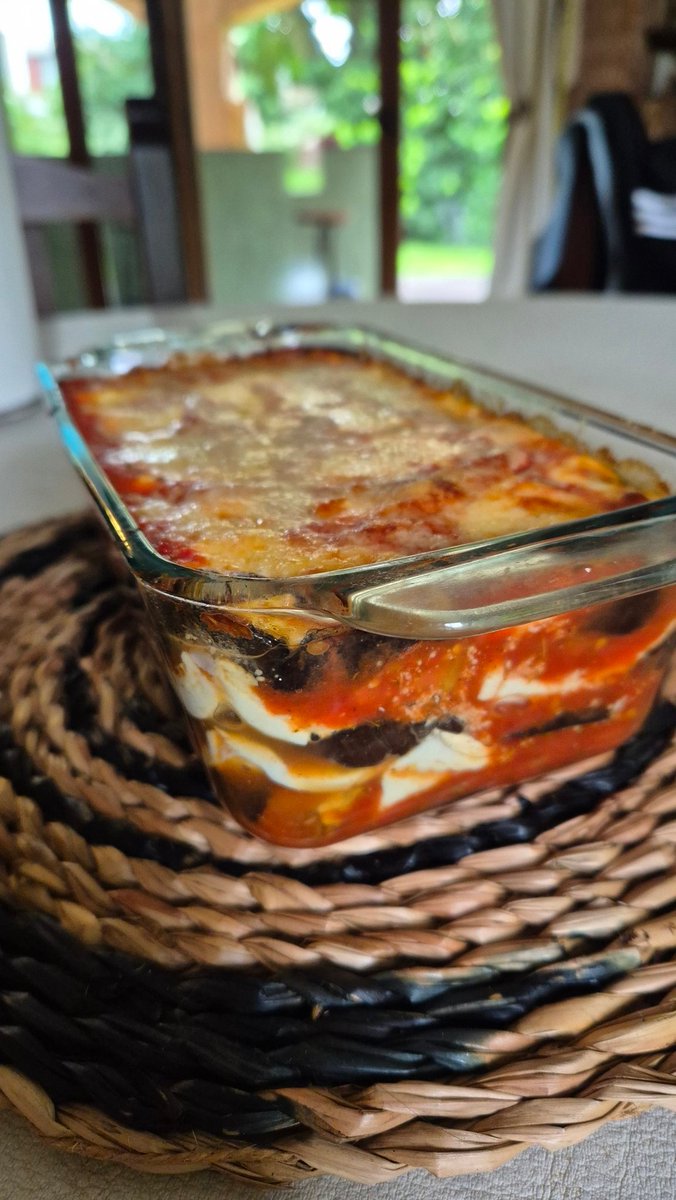 gusalew's tweet photo. El frío me inspira y me sale el @dlipo77 y el @jpsanzi que habita en mí y siento que estoy cocinando en @lcyl20tw. Melanzzane alla parmiggiana. Tutto fatto in casa. https://t.co/F3D1s07Dtz