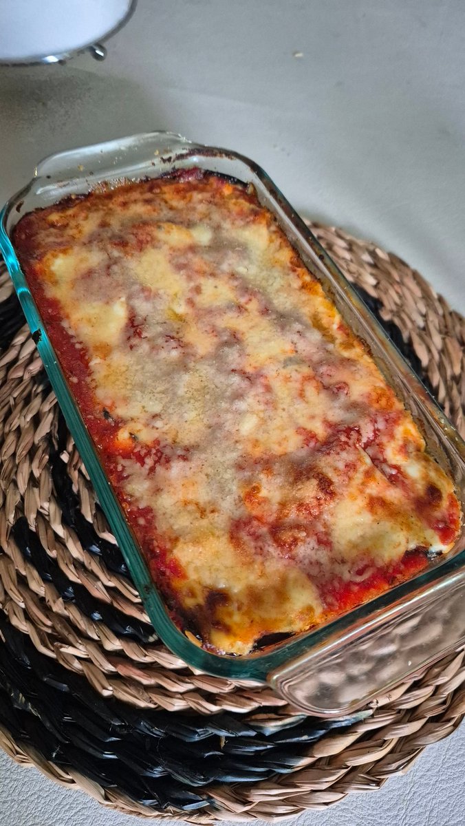 gusalew's tweet photo. El frío me inspira y me sale el @dlipo77 y el @jpsanzi que habita en mí y siento que estoy cocinando en @lcyl20tw. Melanzzane alla parmiggiana. Tutto fatto in casa. https://t.co/F3D1s07Dtz