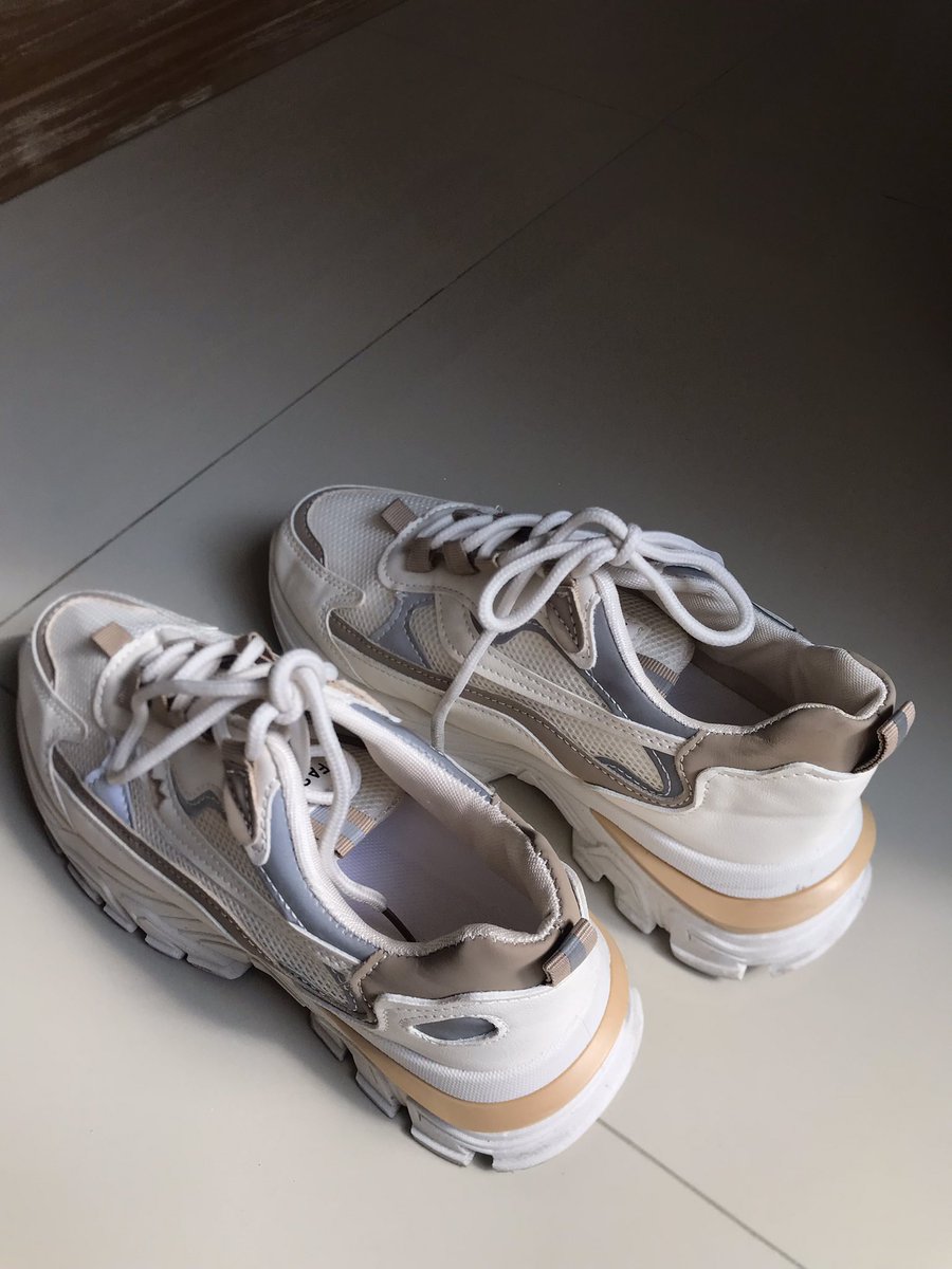 heyits_ddd's tweet photo. Karena ukuran sepatu adikku 38, dia mau aja ambil sepatunya karena toh baru juga dipake sekali 😭

Mannn.. padahal aku suka modelnya dan warnanya. Tapi yaudahlah ya 😭

https://t.co/duH3WEG2U6 https://t.co/bjU7qGEkmb