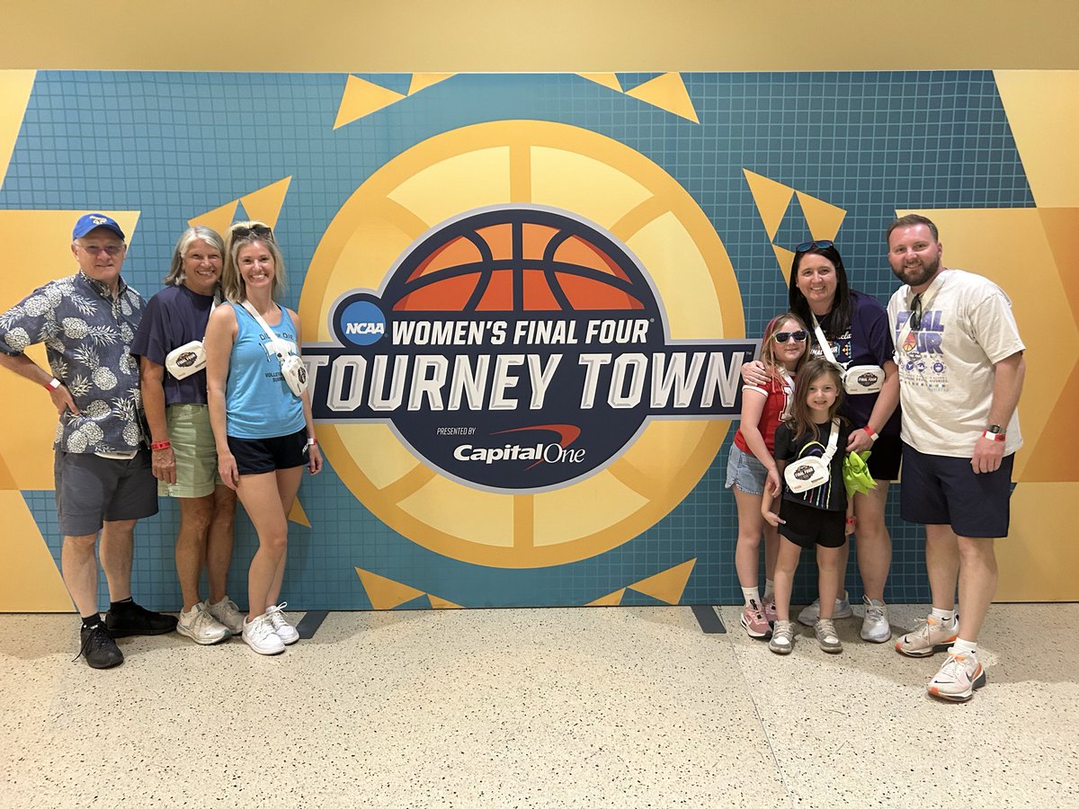 CoachJasonRhine's tweet photo. Dear @WBCA1981, 
Thanks for a wonderful convention, Tourney Town and Final Four. I beg you to consider Phoenix as a host site much more often and keep us out of the cold states! https://t.co/iQZIxbTCHG