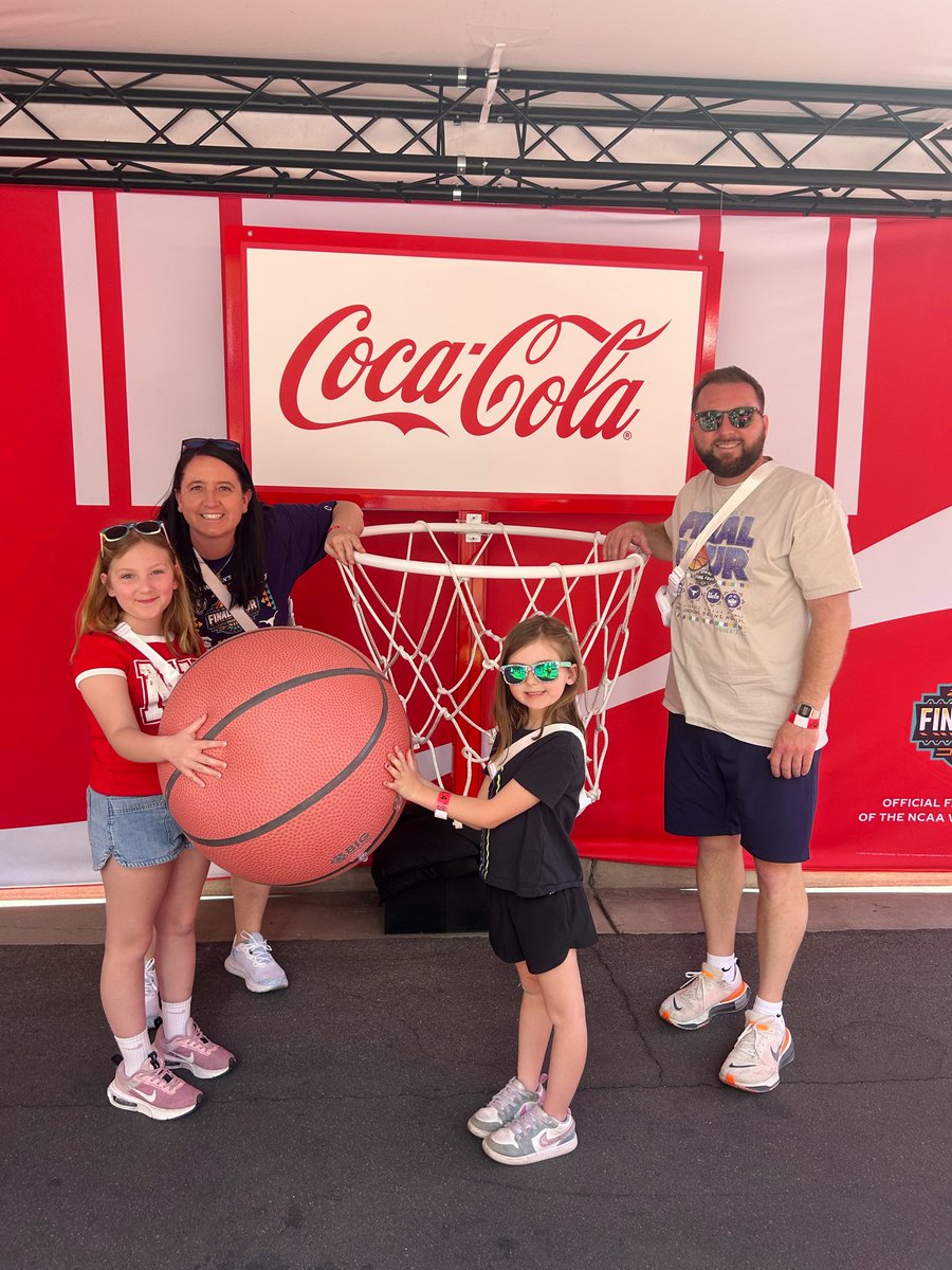 CoachJasonRhine's tweet photo. Dear @WBCA1981, 
Thanks for a wonderful convention, Tourney Town and Final Four. I beg you to consider Phoenix as a host site much more often and keep us out of the cold states! https://t.co/iQZIxbTCHG