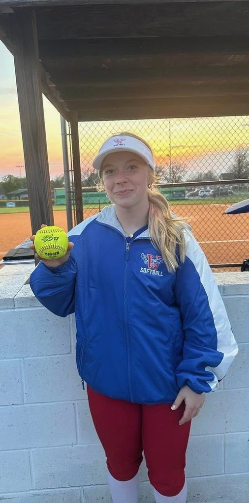 🥎Freshman Tatum Gardner with her first Home Run of the season!!