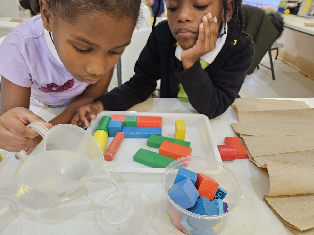 TheDanielCenter's tweet photo. This week we introduced states of matter by exploring solids and liquids. Students used water, blocks, and Legos, testing how each behaved in different containers.

#STEMLearning #StatesOfMatter #HandsOnScience #EarlyLearning #CreativeLearning https://t.co/vkeYrCOYcx