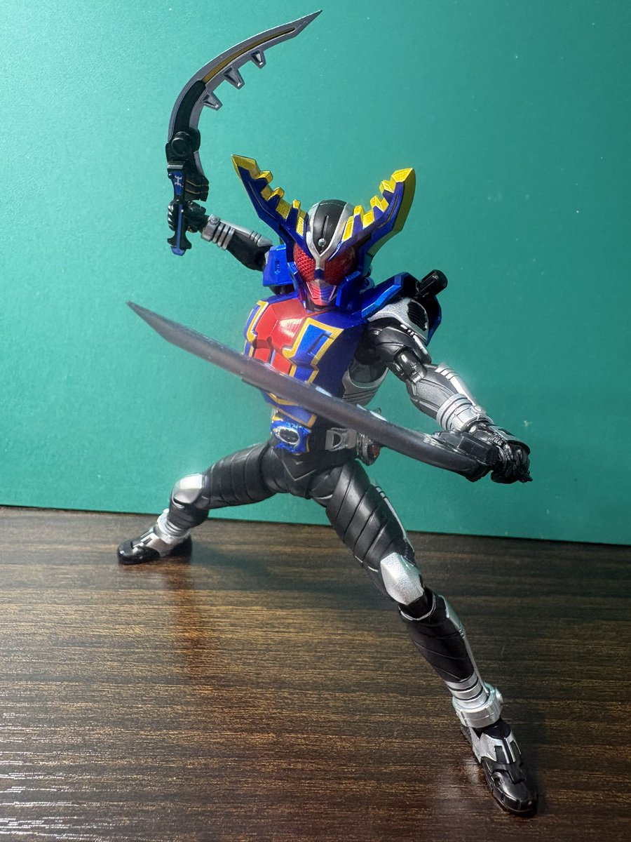 jujubeWind's tweet photo. 先週、某中古ショップのガチャで知り合いが低価格でゲットしてて、未開封だったのでお願いして9,000円で譲ってもらいました。
やっぱり塗装の質感とか触ってみると真骨彫ですね。良きです。
それにカッコイイ👍
#仮面ライダーカブト
#仮面ライダーガタックハイパーフォーム
＃真骨彫製法 https://t.co/csuRbbSMPT