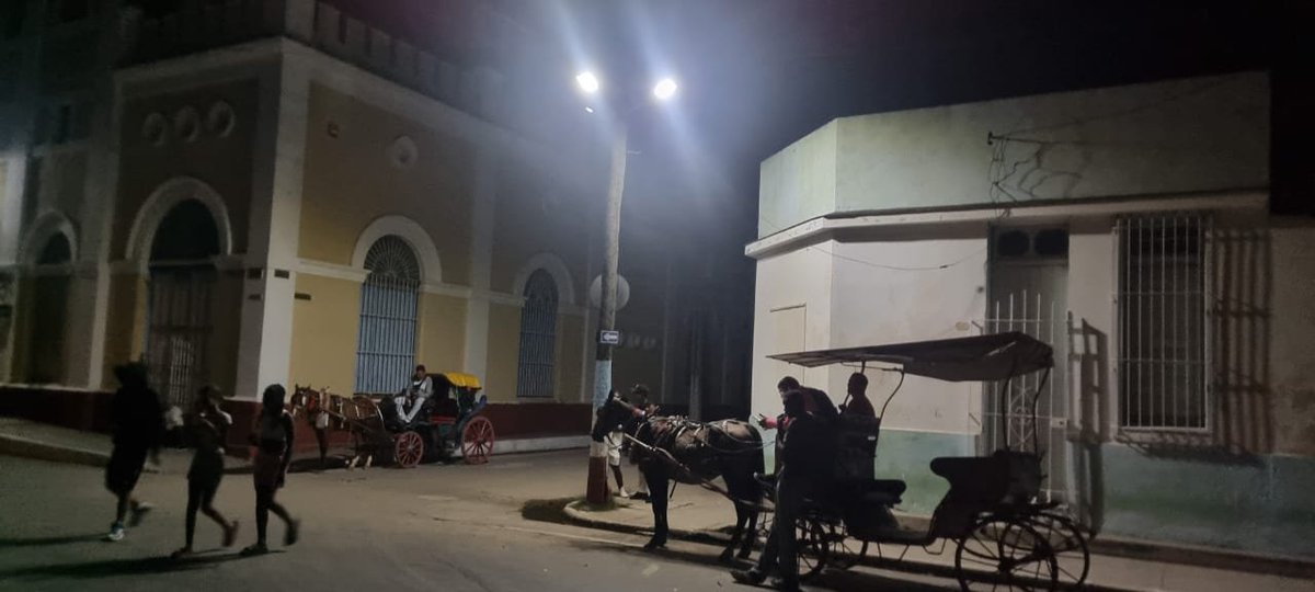 La ciudad se ilumina con el empleo de energía solar fotovoltaica.
El crecimiento de estas fuentes de energía es exponencial, reduce emisiones de CO₂, disminuye la dependencia de combustibles fósiles y requieren poco mantenimiento
#CardenasXCuba 
#MatancerosEnVictoria