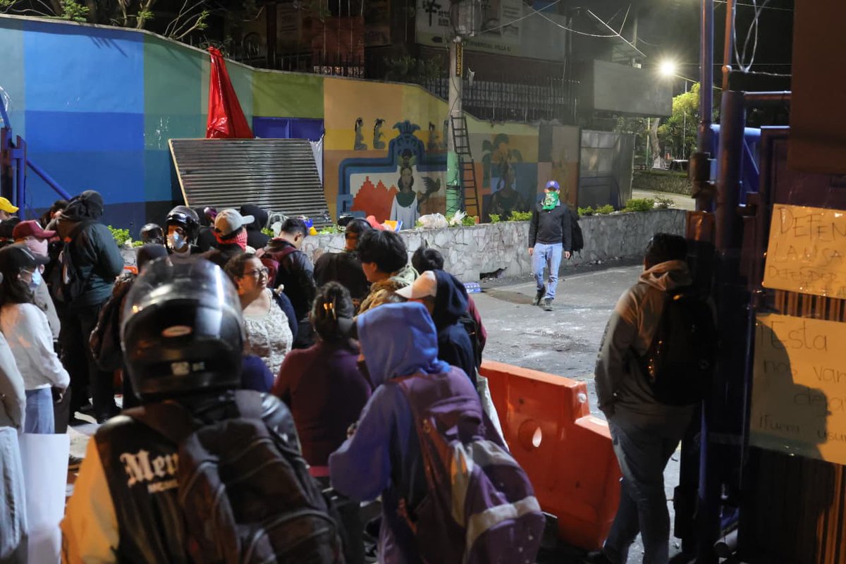 DiariodeCA's tweet photo. #EnElPaísDCA | Estudiantes de la Universidad de San Carlos acuerpan la entrada al campus central por el Periférico para, según explican, que las instalaciones no sean tomadas nuevamente por grupos ligados al rector Walter Mazariegos.

Vía: @ereynosoDCA https://t.co/v8yzdO7GO8