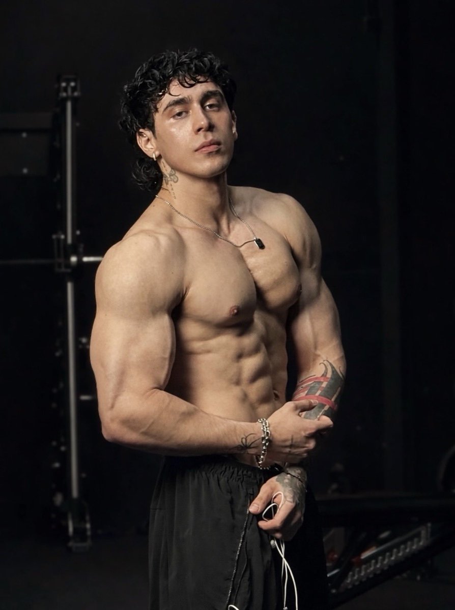 Que vivan los hombres mamados y chichones. Que viva Belcast 🥵