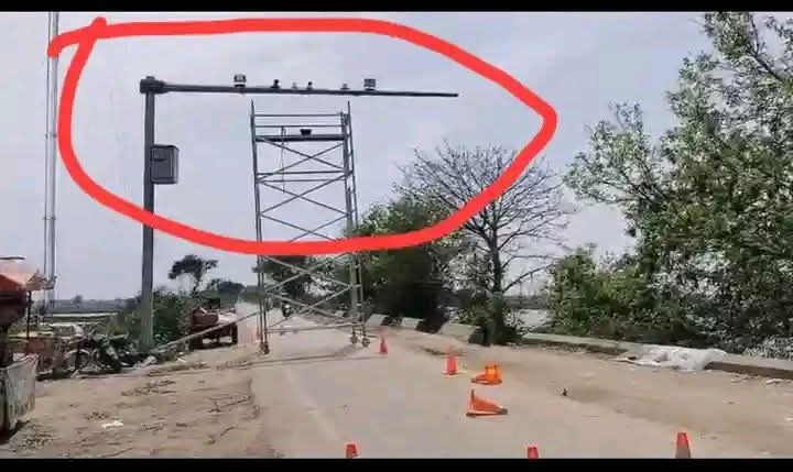 شہروں میں لگے کیمرے موٹر سائیکل کار رکشہ کی نمبر پلیٹ سے اسکے مالک کو ڈھونڈ کر اسکے موبائل پر چالان بھیج دیتے ہیں لیکن پیٹرول سبسڈی کے لیے یہ کیمرہ کام نہیں کرتا اسکے لئے ایکسائز دفتر سے موٹر سائیکل کے اصل ڈاکومنٹس پولیس سے کریکٹر سرٹیفکیٹ نادرہ سے اسکے بچوں کا ب فارم درکار ہوگا۔