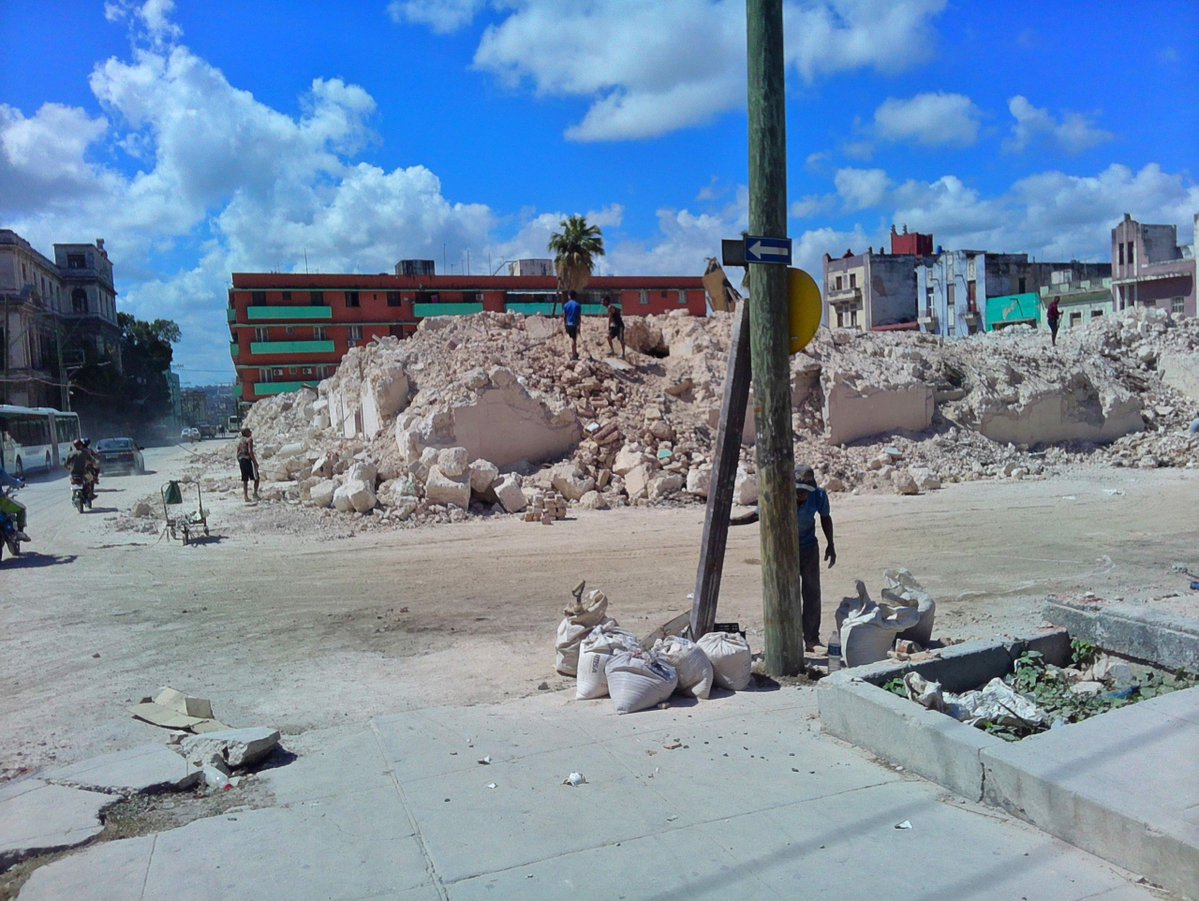 14ymedio's tweet image. Los #restos del #ISDi en La Habana, #cantera ilegal de #material de #construcción bit.ly/4tswrrV

👉🏻Arriba de los escombros se ha instalado una tienda de campaña y decenas de personas suben y bajan recogiendo piedras y arena