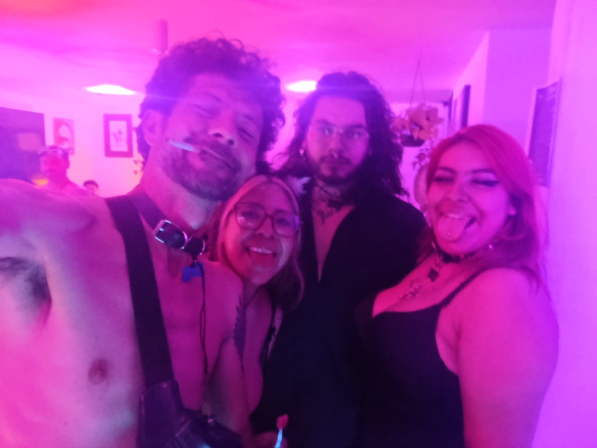 SofiayLukaSW's tweet photo. Dónde será nuestra siguiente aventura?? Queremos seguir conociendo #parejas 💜💜 y conocer más el ambiente #swinger de la #CDMX 🍍🍍cual es su club favorito y por que?? Recomienden y vamos juntos 😈😈 https://t.co/kUp6AJJJoR
