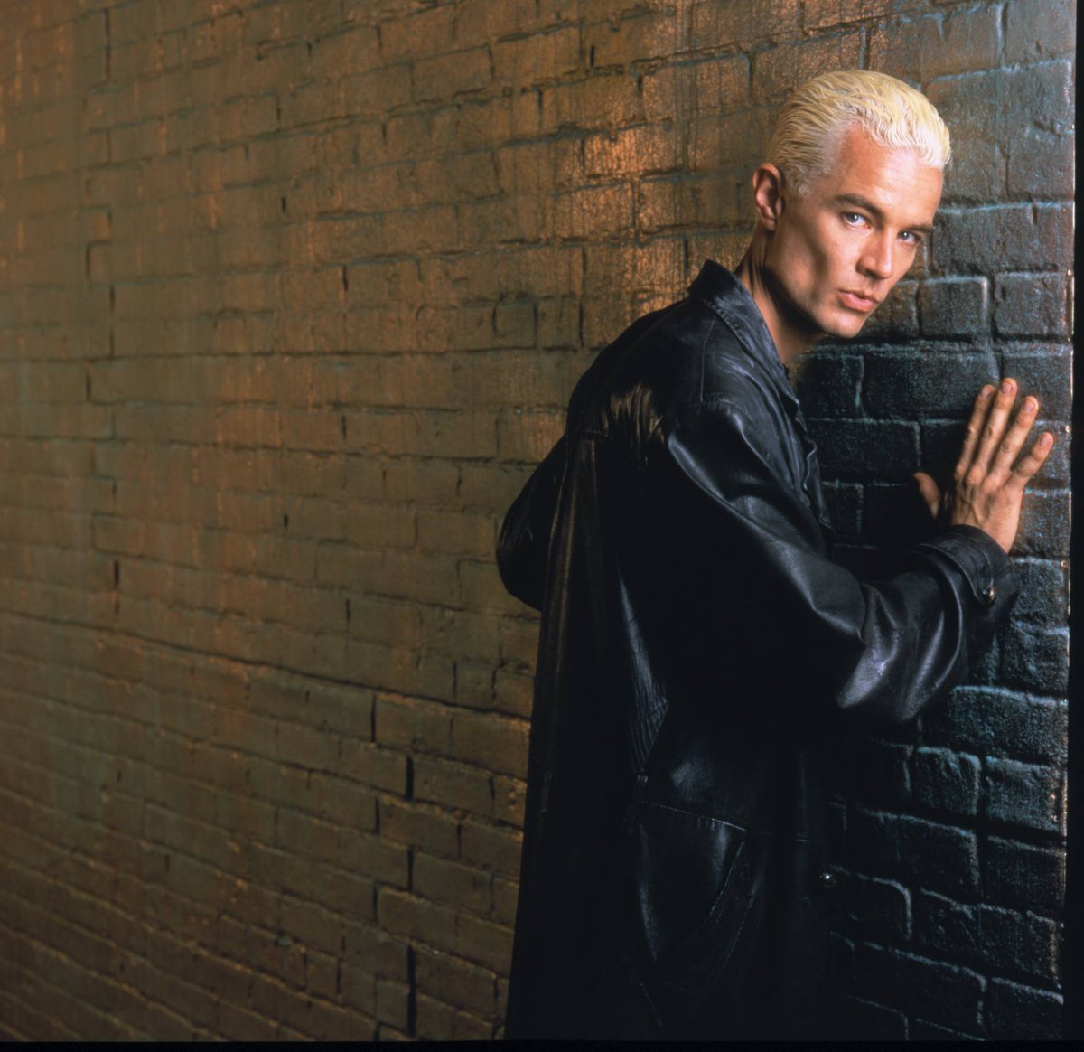 jamie_marsters's tweet image. Pic of the Day: Shhh... the brick wall is telling James Marsters all its secrets... 

#Buffy Season 5 promo pic wherein the brick wall is spilling the tea... or something... 

@JamesMarstersOf #JamesMarsters #Spike #BuffytheVampireSlayer #BtVS #BrickWalls? #ALWAYSHaveTheBestGoss