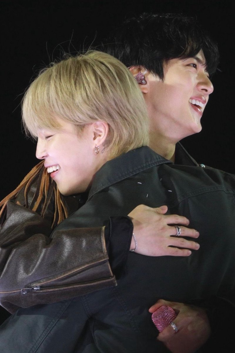 🐾 is seeing bts tweet media