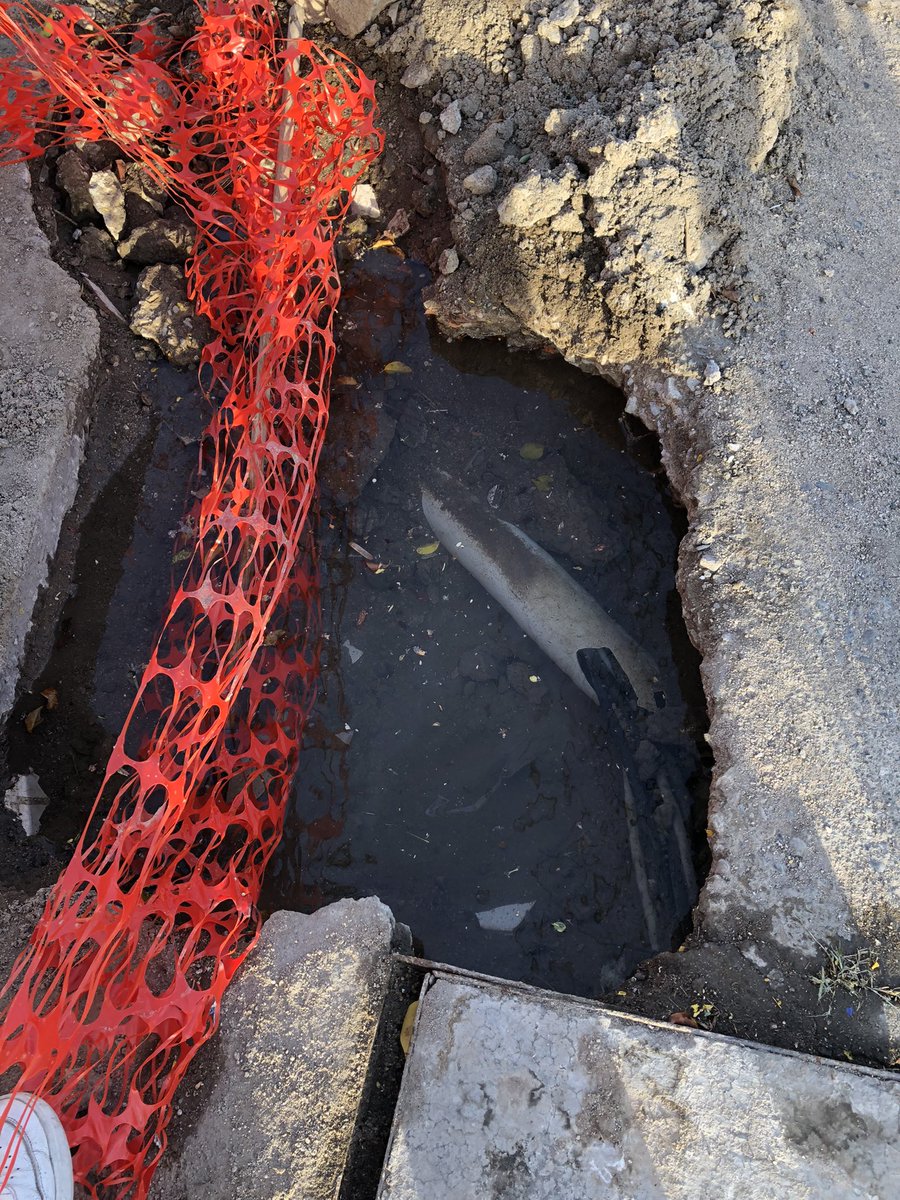 MaxNavarro2107's tweet photo. Buenas tardes vinieron, abrieron la banqueta y se fueron. Ahí se el agua @aguahermosillo https://t.co/7KT1Ipo86W