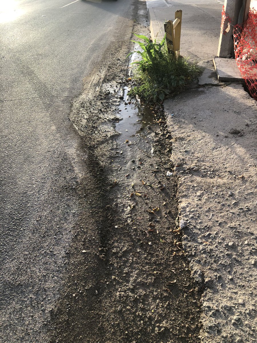 MaxNavarro2107's tweet photo. Buenas tardes vinieron, abrieron la banqueta y se fueron. Ahí se el agua @aguahermosillo https://t.co/7KT1Ipo86W