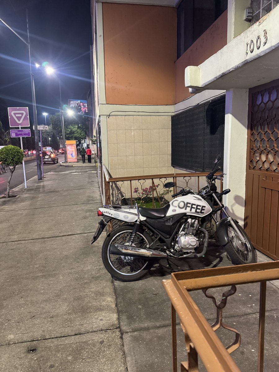 Yugus_Fabro's tweet photo. Buenas noches, no sé si sea posible eduquen a este ciudadano que cree que la banqueta es estacionamiento, Fray Servando Teresa de Mier entre el retorno 25 y 27 en la Venustiano Carranza  @UCS_GCDMX @SSC_CDMX https://t.co/YDlmFfx0e5