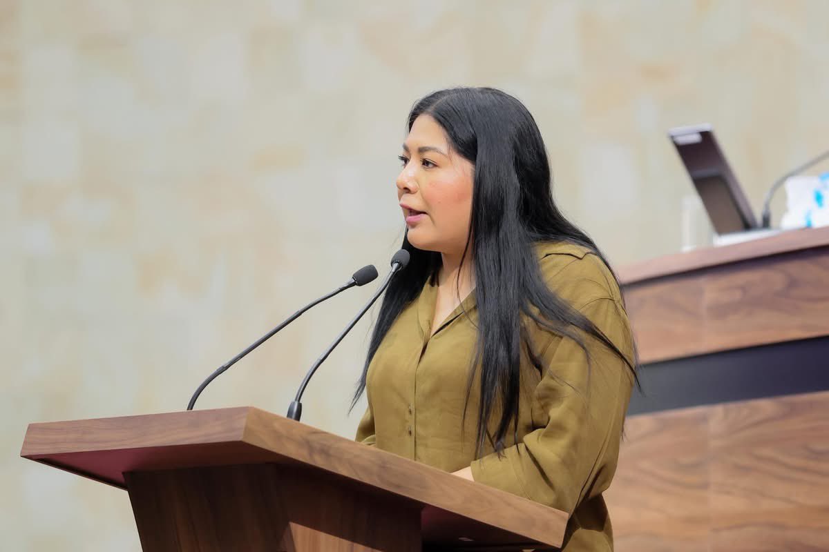 Hace 104 años se escribió la Constitución de Oaxaca. 🇲🇽

En ese momento era una apuesta por ordenar nuestro estado después de una etapa compleja para el país.

Hoy la realidad es distinta… pero la responsabilidad es la misma.

Queremos que la ley se cumpla y que sí le sirva a la