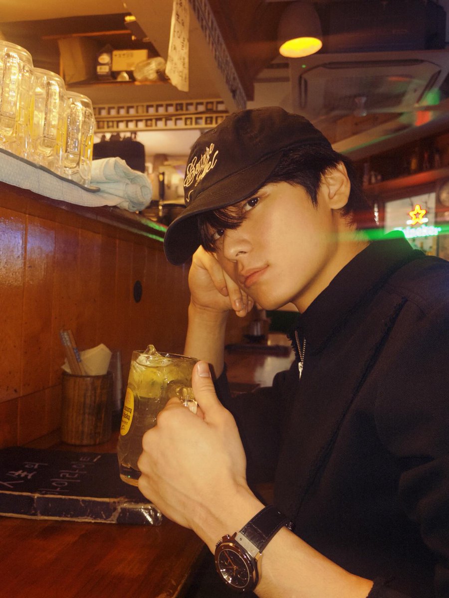 Yang difoto 
ㅤ
vs 
ㅤ
Yang fotoin
Yang bayarin
Yang nyetir
Yang gue amukin kalo hasil fotonya jelek (hasilnya beneran jelek jadi gue bete)