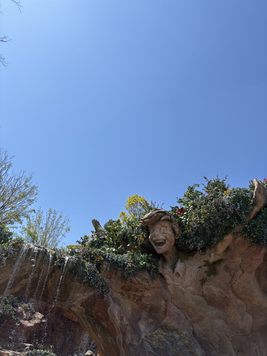 gsx223's tweet photo. ディズニーシー新エリアー！
学生も社会人も新生活始まったこの時期なら空いてる！と思ったのに今日からイベント＆新グッズ発売らしく混んでらっしゃる。 https://t.co/MXvU06J5CU