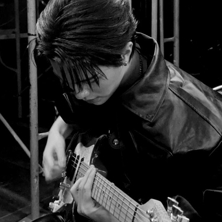 🎸 tweet media