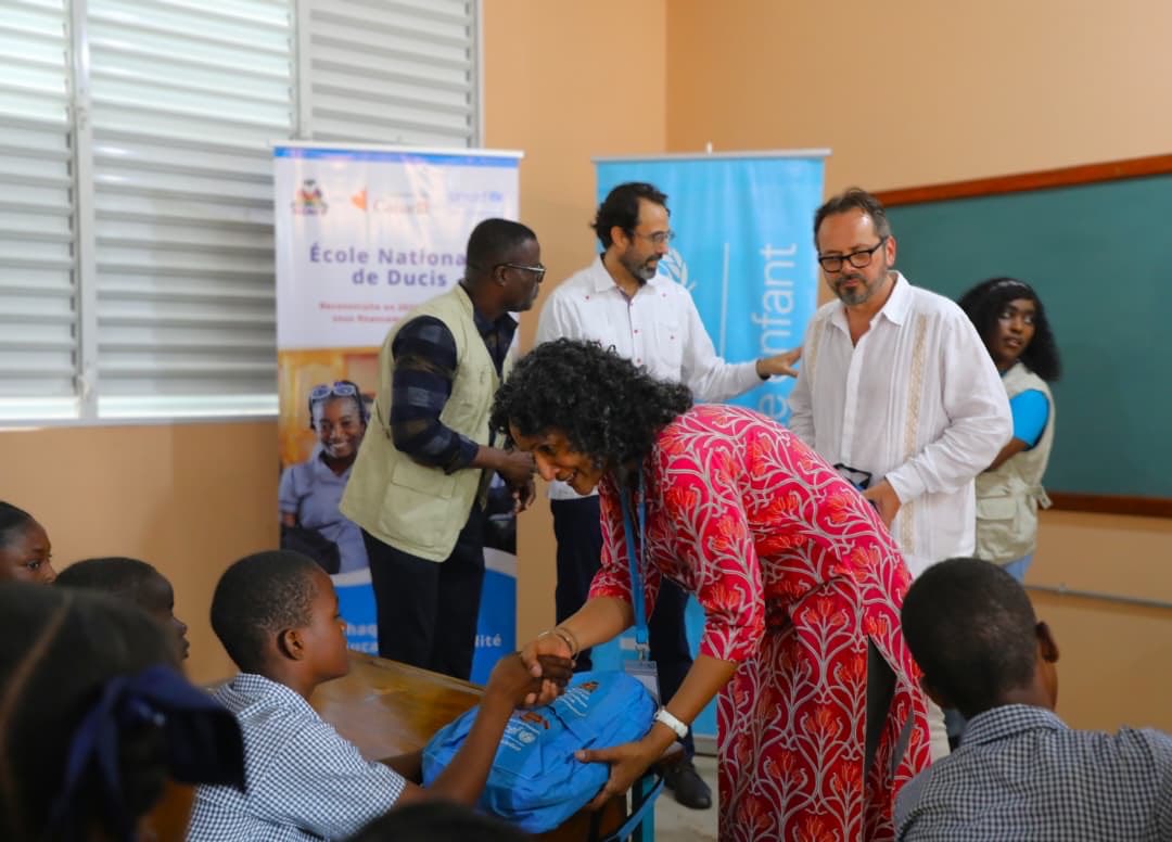 UNICEFHaiti's tweet photo. Le @MENFP_Education avec l’appui de @UNICEFEducation, @CanEmbHaiti et de @MPTFOffice, a inauguré aujourd’hui les nouveaux bâtiments de l’école de Ducis au Sud. 👏🏿 Fondée en 1929, cette école est le pilier de la communauté depuis des générations et auj elle rouvre ces portes!📚 https://t.co/DeXaUMeji9