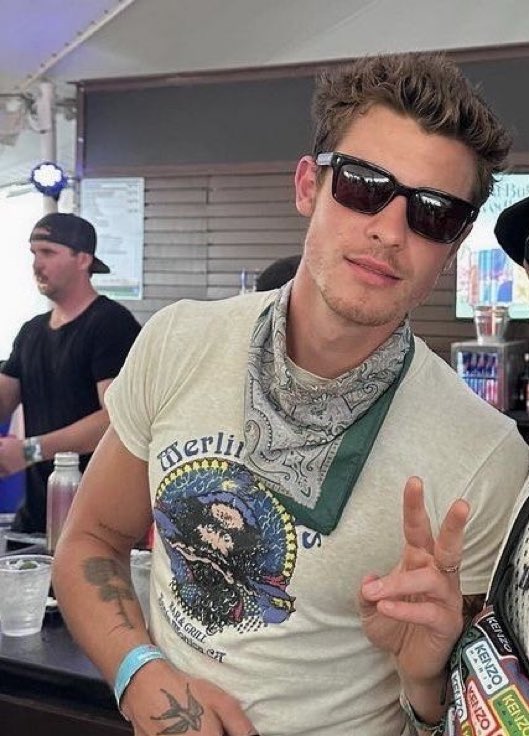 se veía súper hot con este corte la verdad