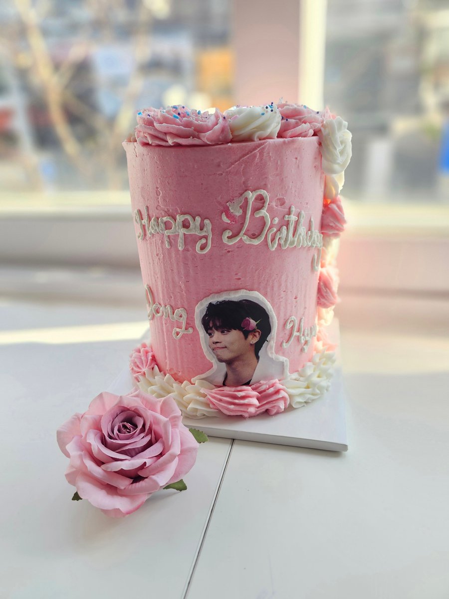 ourpage408's tweet photo. 2026 종현 생일당일 추가 이벤트 🎂
��​​⚔️ 카페에서 만나용🩷

1. ??번째 손님 철사인형 증정
2. 4시 8분에 생일 축하 노래부르기(이겨내셔야함)
3. 럭드 특전 추가!
 - 샤이니 립밤(1명)
 - 진열용 철사인형(2명)
 - A3 포스터(16명)
 - 생일 현수막 1.3m×1.6m(1명, 거절가능)

오늘은 6시까지 운영합니다.
✨26.04.04 ~ 04.08
✨폴링디저트 홍대

#레벨999_흑염의쁘띠가된_종현
#HAPPY_JJONG_DAY
#종현이의_서른여섯번째_봄
#종현 #JONGHYUN #SHINee #샤이니
