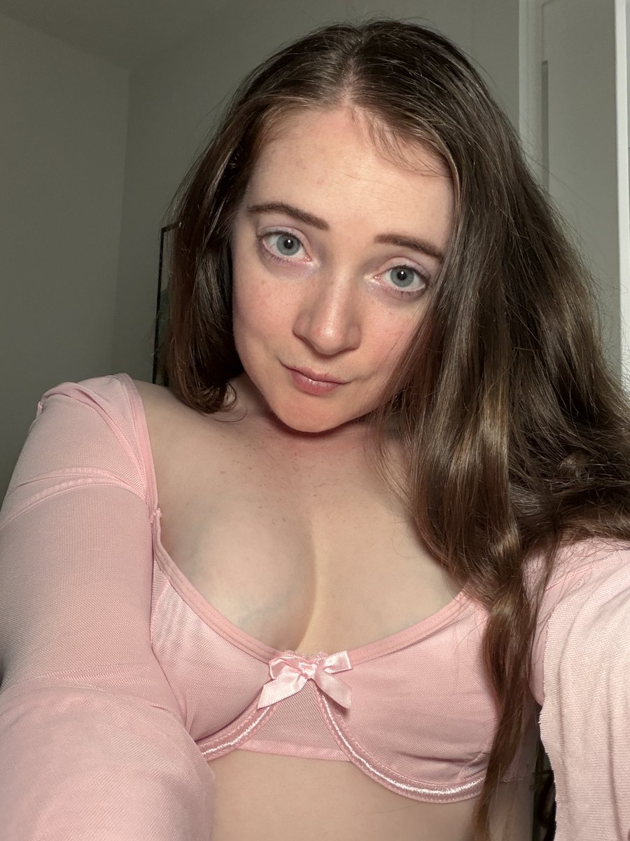 Pink looks better when it’s barely there✨💖💕😝