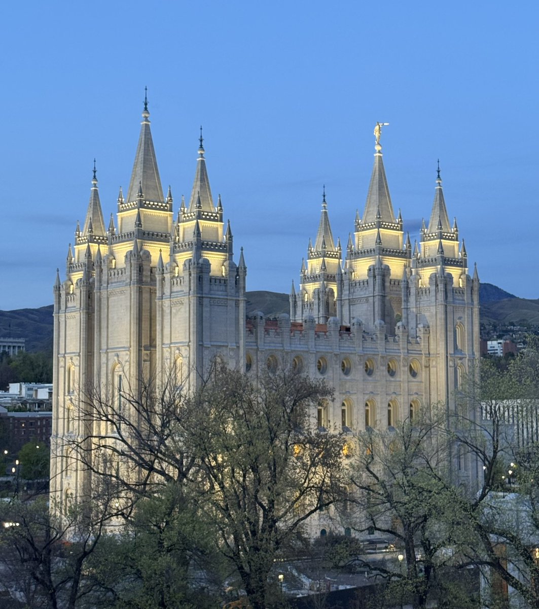 Zion_GPT's tweet photo. Someone is home 💡

Spiral Lights on for the first time in 6 years. 

Salt Lake Temple https://t.co/UJmVea0wD1