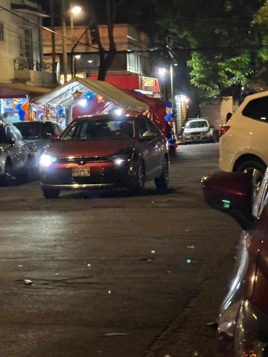 civismo3's tweet photo. Otra vez,  (7  años)la taquería el chaparriton, Pilares, esquina Mitla, Col. Letrán Valle, con su escándalo, desde antes de las 3 pm sin que nadie les diga nada, personal de la alcaldía incluyendo policías van y consumen gratis a cambio de que los dejen hacer lo que quieran https://t.co/np8Qn2IzrV