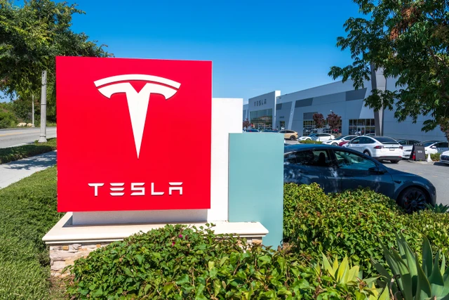 xipskcrr's tweet photo. 📈Stock to watch today:TSLA 
 ·Tesla, Inc.'s Q1 2026 delivery report highlights three critical numbers that encapsulate the company's current trajectory. 
·Inventory build is getting worse with 50,363 vehicles. Energy storage is under pressure after missing estimates by 38.9%. 
·TSLA's competitive EV moat has narrowed, raising questions about its long-term market dominance and valuation. 
·It will be extremely difficult for Tesla to achieve its expected targets in the 2026 fiscal year, which will support the bearish view on Tesla's stock price. 
Full entry & SL in WhatsApp group 👇https://t.co/3m3ij8NQz6 
#StockMarket #DayTrading #SPX #TSLA #NASDAQ