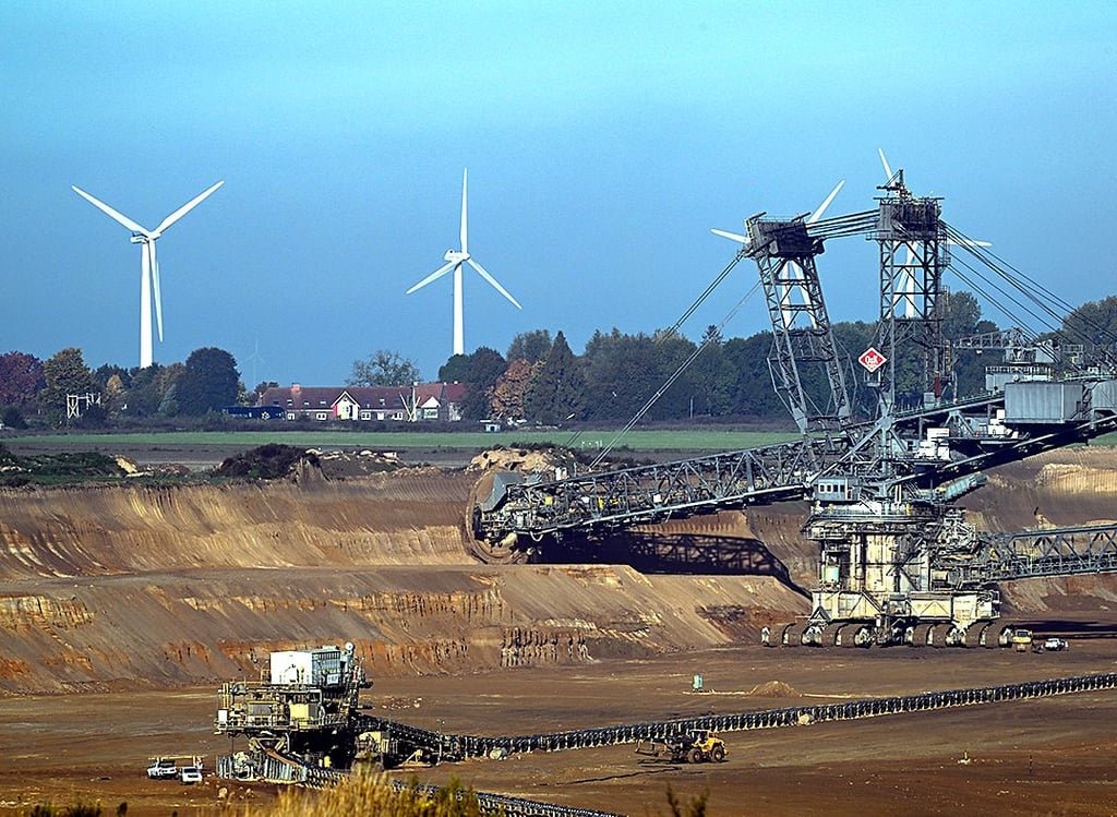 Leopold_Alex_'s tweet photo. #Windrad vs. #Braunkohle darunter: Wie lange bis Gleichstand? Nur 3–5 Jahre! Ein Windrad nimmt nur 0,4 ha ein → darunter liegen Braunkohle für ca. 30 GWh Strom.Das Rad liefert 10 GWh pro Jahr. Danach 20+ Jahre Gratis-Strom extra.
Kohle? Einmal weg & Landschaft kaputt. https://t.co/Bnmi21EU12