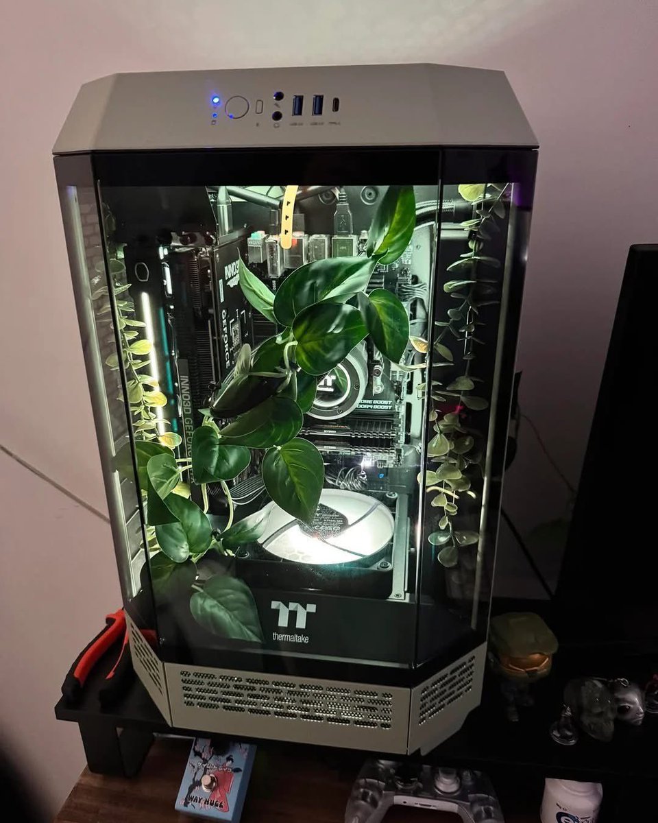 ThermaltakeJ's tweet image. The Tower 300がまるで森林に・・・🍃

📷LachieMacca01

まるで観葉植物のようなDIYカスタムPC
毎日、陽当たりの良い場所ですくすく愛でたい1台です💚💚

・・・ケース内の葉っぱはファンと干渉しないように、参考にする方は気を付けてくださいね😱

#Thermaltake #MODPC #自作PC