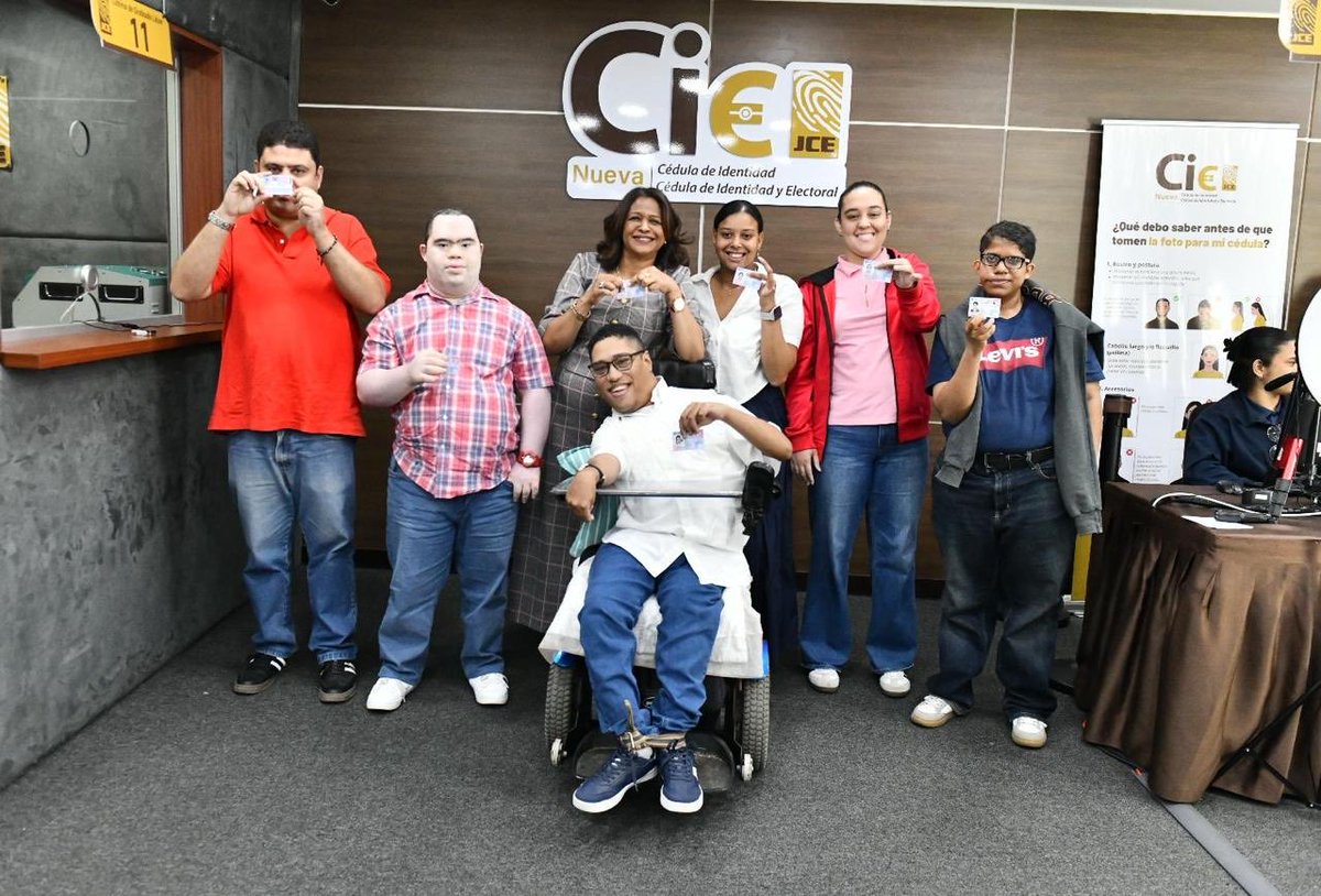 pauladisla's tweet photo. El Grupo Sie7e también pudo sacar su cedula gracias s la @juntacentral a su presidente @RomanJaquezL y todo su excelente personal. Gracias 🙏🏽 https://t.co/siPpgSylmP