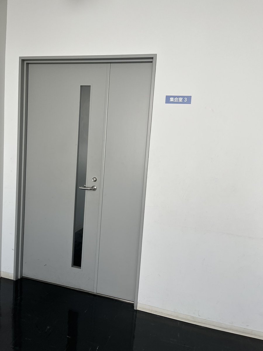 TKU_ssbu's tweet photo. 新歓を行う場所は、大学正門から真っ直ぐ進んで左手に見える「葵陵会館」の「集会室3」です！(食堂のある建物と同じ建物です！)
葵陵会館の3階に集会室3があります！ https://t.co/Gd3jKYunL7